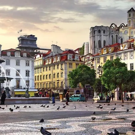 Typical In Midle Historic Center Lisbon